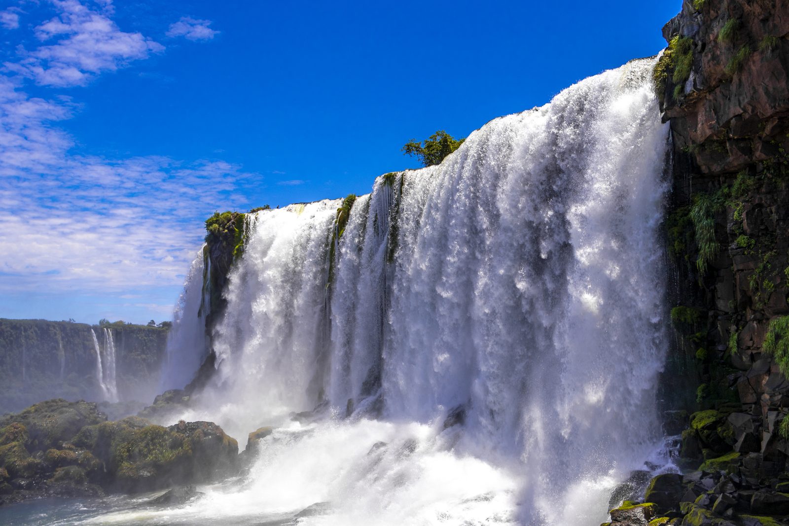 The curtain of waterfalls at Iguaçu Falls